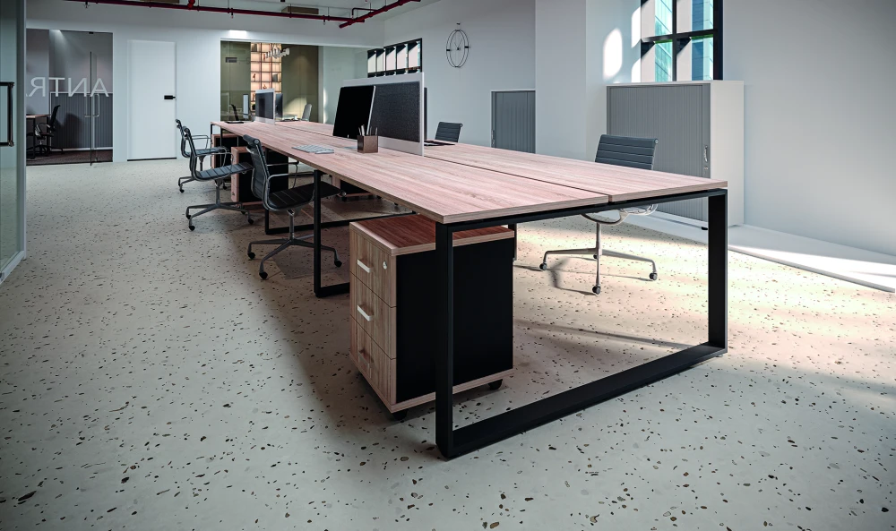 ergonomiczne biurka na metalowym stelażu open space 